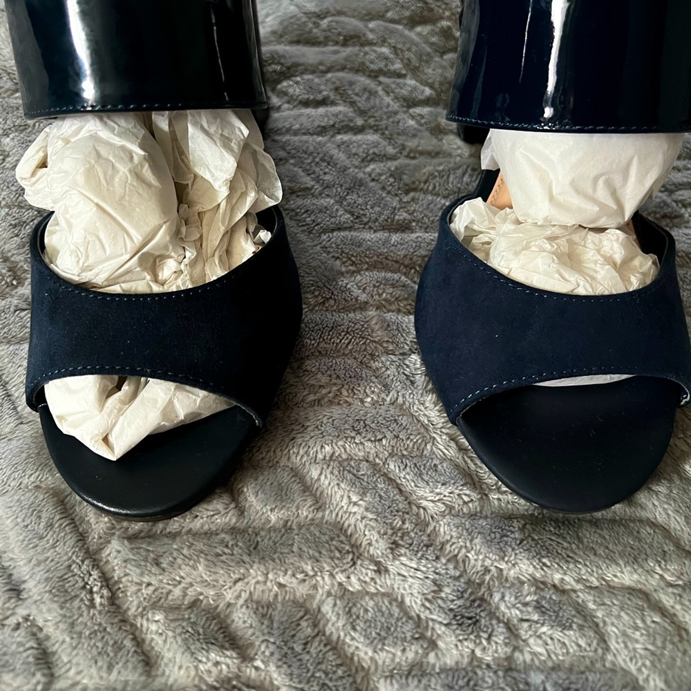 Leila Stone Suede/Patent Leather Navy 4 inch heel Size 10